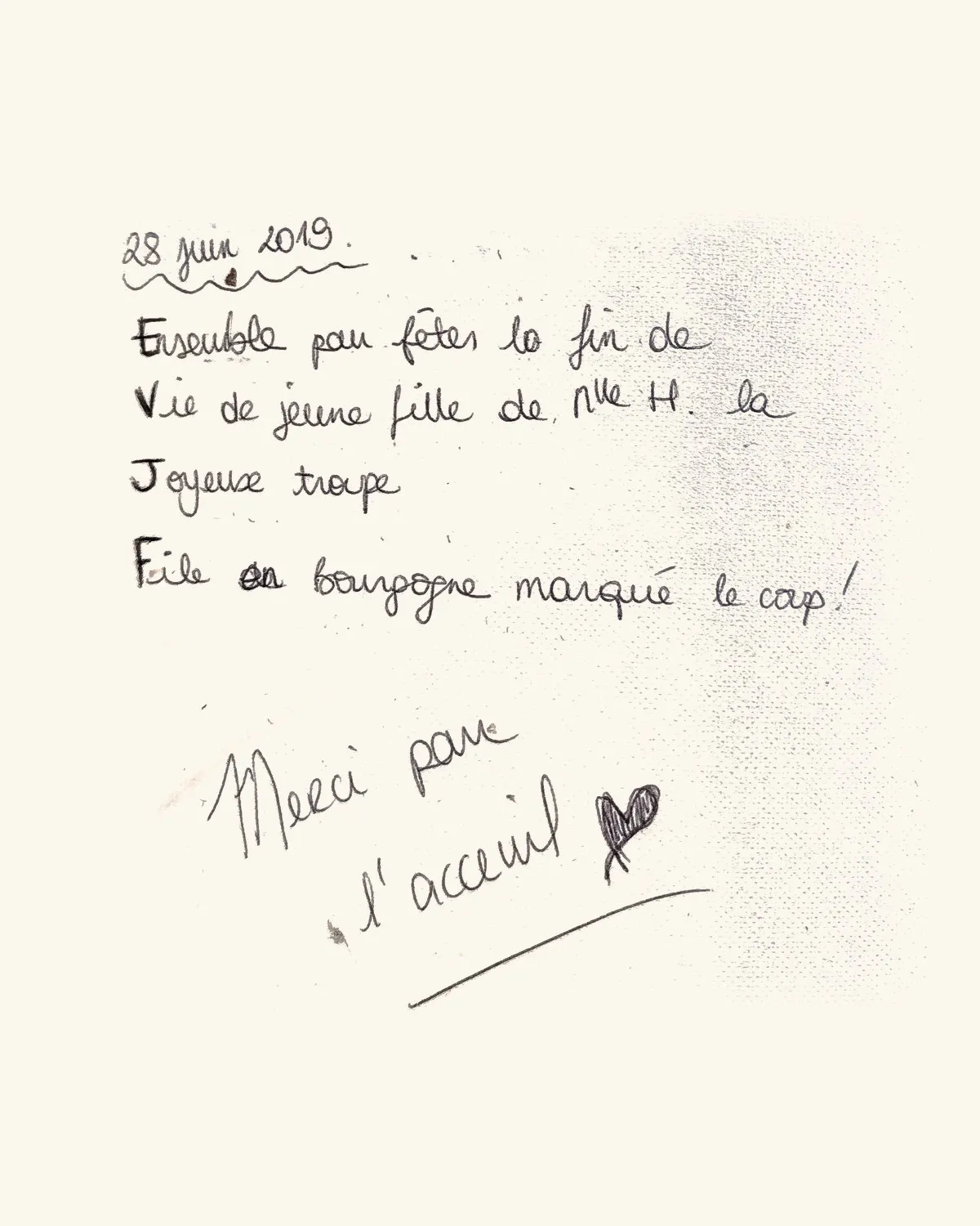 Ensemble pour fêter la fin de vie de jeune fille de Mlle H., la joyeuse troupe [a] fêté en Bourgogne, marqué le coup ! Merci pour l’accueil ♥