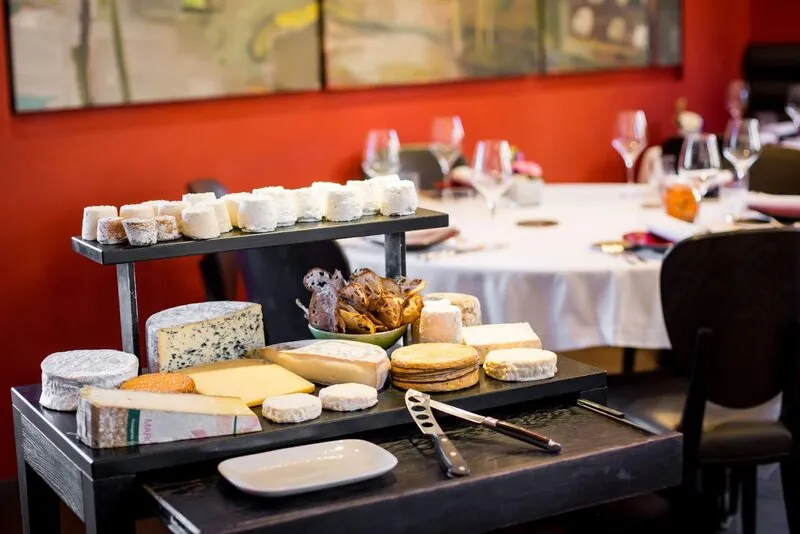 Le chariot de fromages devant une table dressée, à La Table de Chaintré