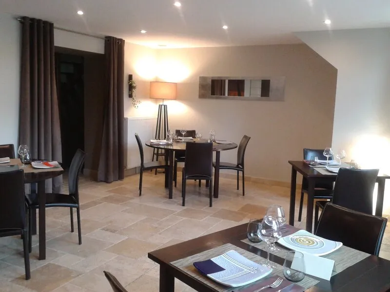 La salle de La Table de Chapaize et ses tables dressées