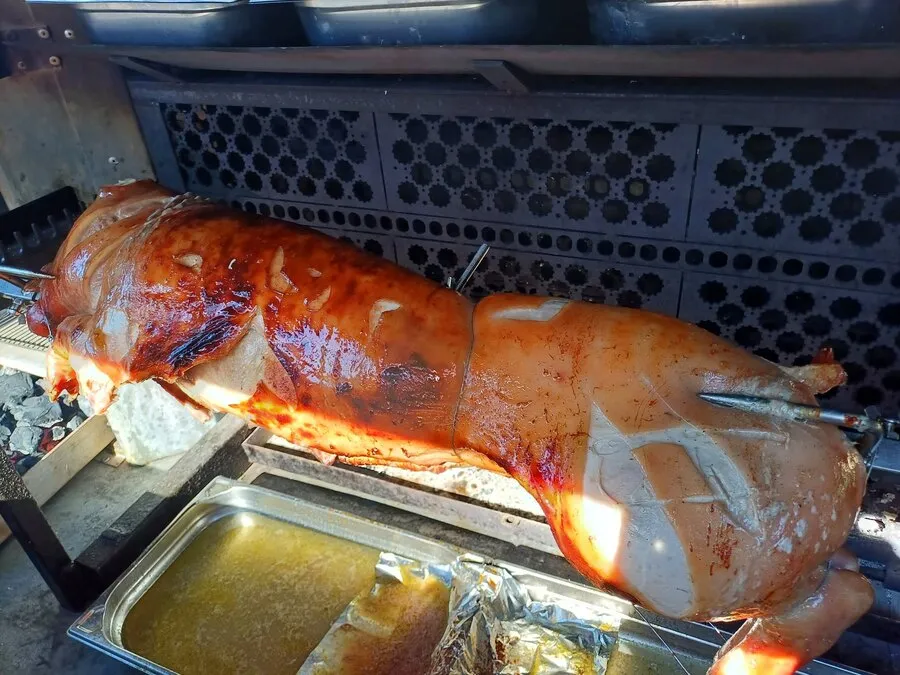 Un cochon de lait rôti à la broche