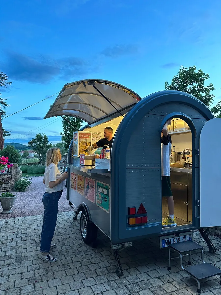 Le food truck en service au crépuscule