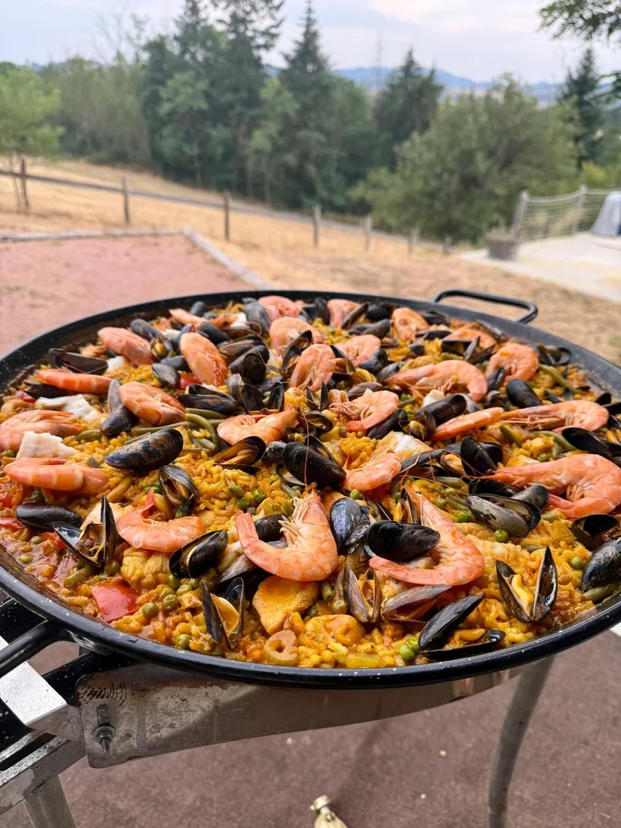 Une paëlla géante aux fruits de mer, cuite en plein air