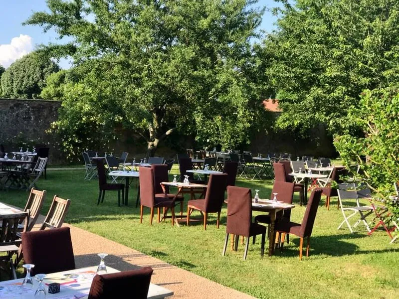 La terrasse du Forum, ses tables dans le jardin
