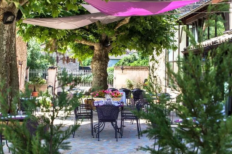 La terrasse ombragée de L’O des Vignes, ses tables sous les arbres
