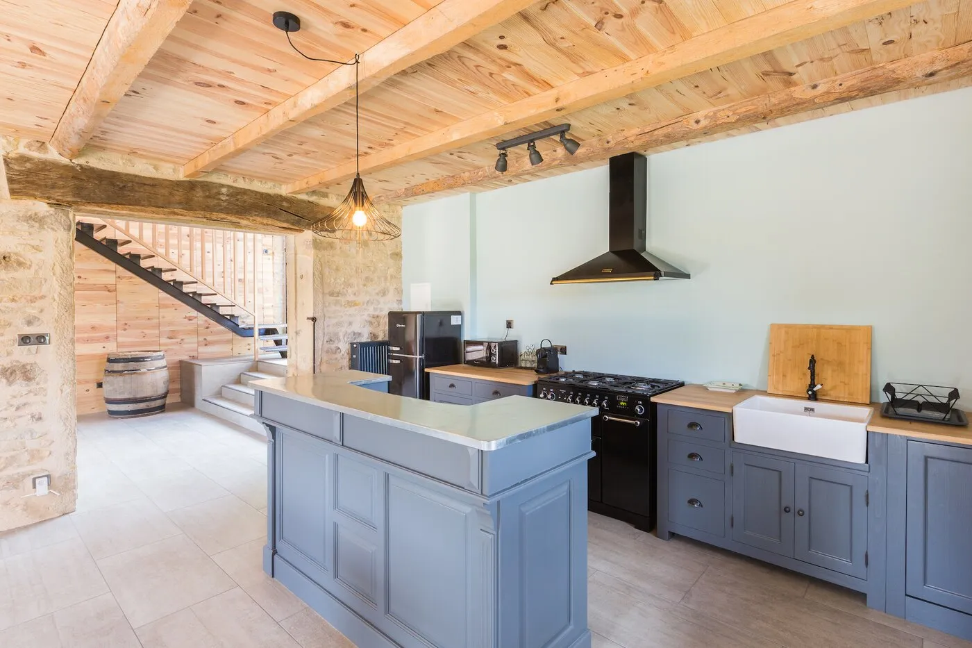The fully equipped kitchen