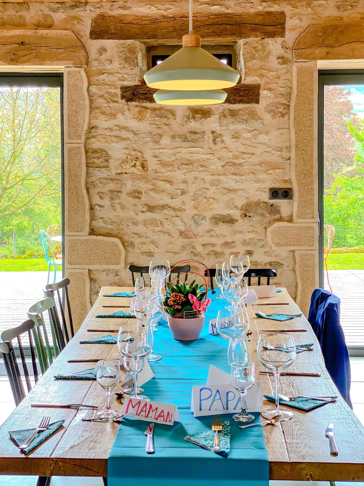 La grande table dressée pour un repas de famille