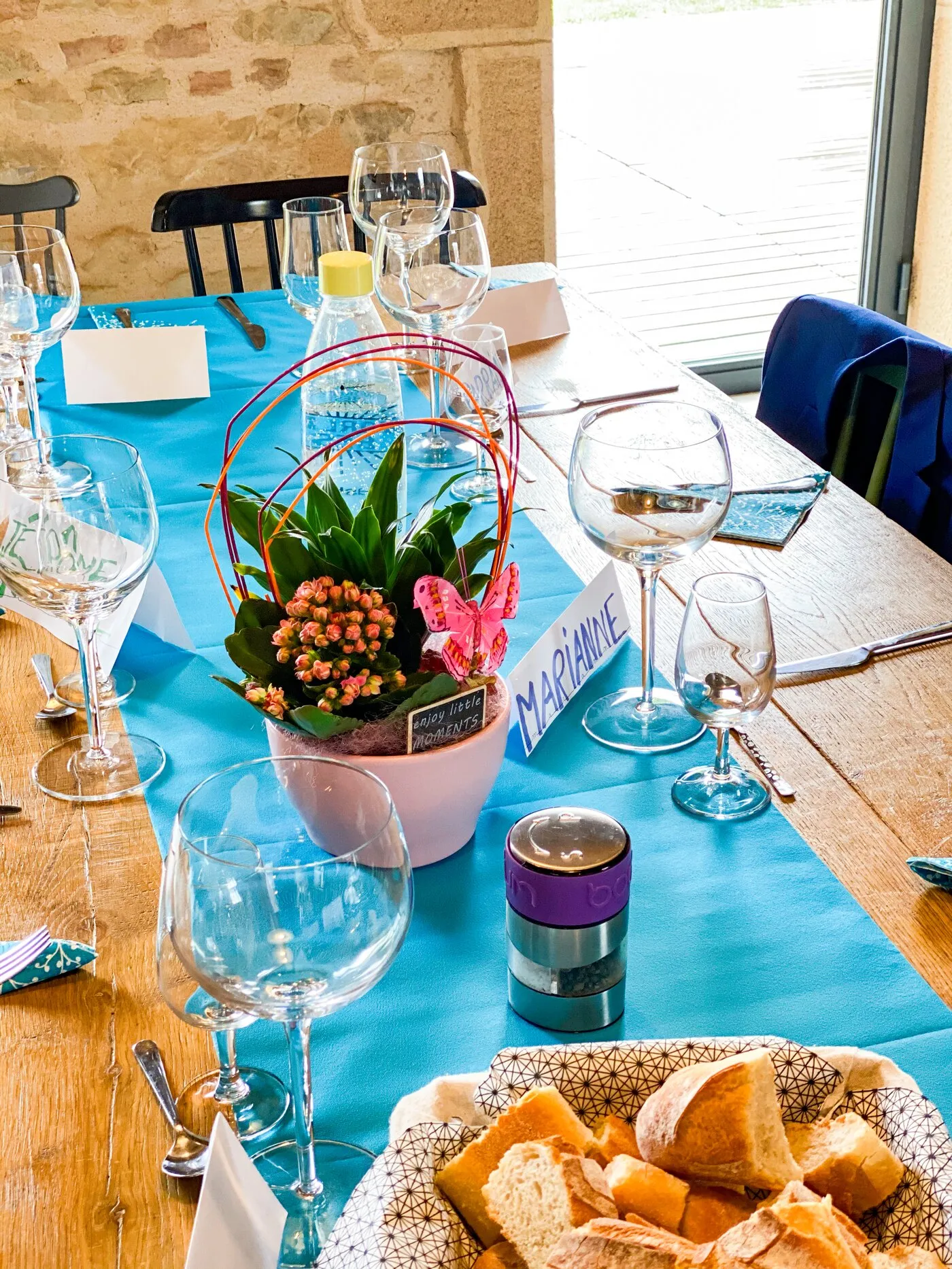 Le centre de table fleuri et les verres