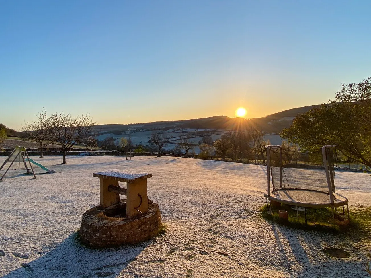 Le puits sous la neige, au coucher du soleil