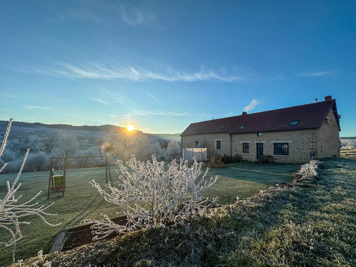 La maison au lever du soleil, un matin de givre
