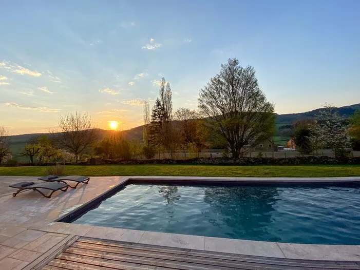 La piscine au coucher du soleil