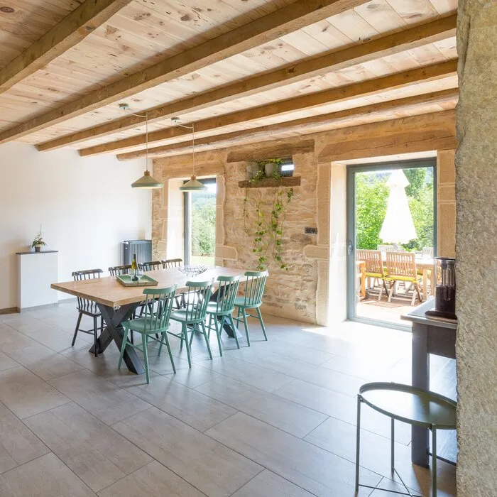La salle à manger, chaises vertes et baies sur la terrasse