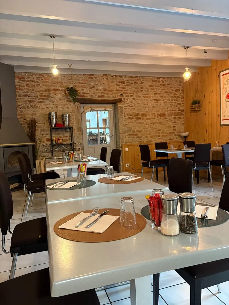 La salle du Pont de Cotte, murs en pierre et tables dressées