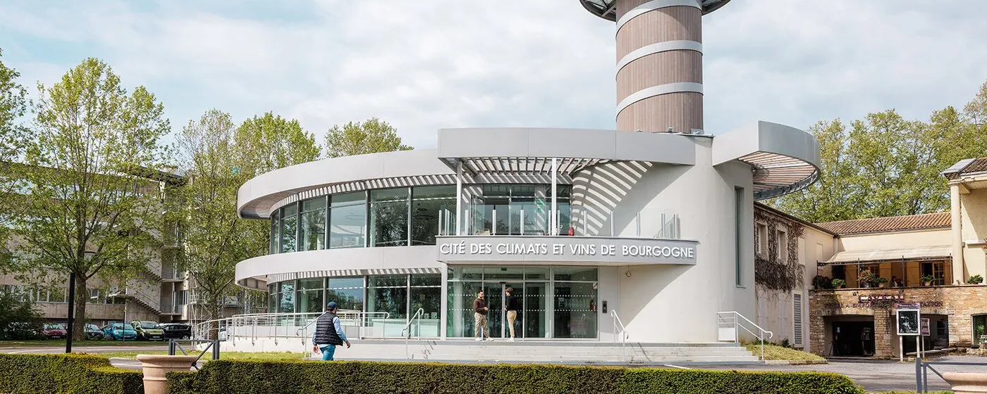 La Cité des Climats et Vins de Bourgogne, à Mâcon : le bâtiment arrondi et sa tour