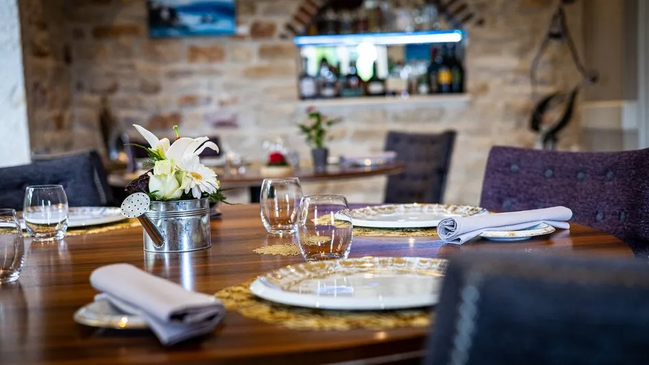 La salle de La Marande, une table dressée au premier plan