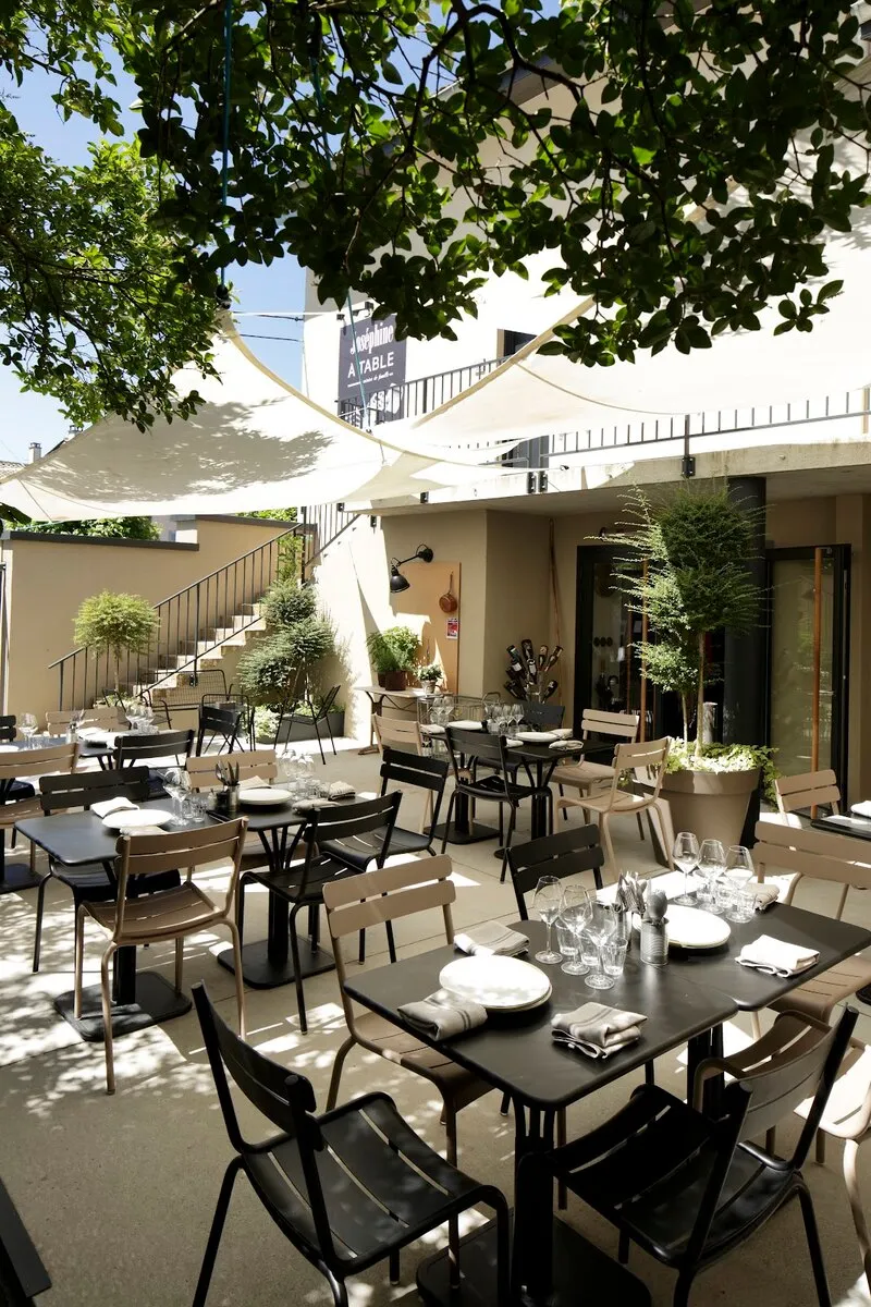 La terrasse de Joséphine à Table, ses tables et ses parasols
